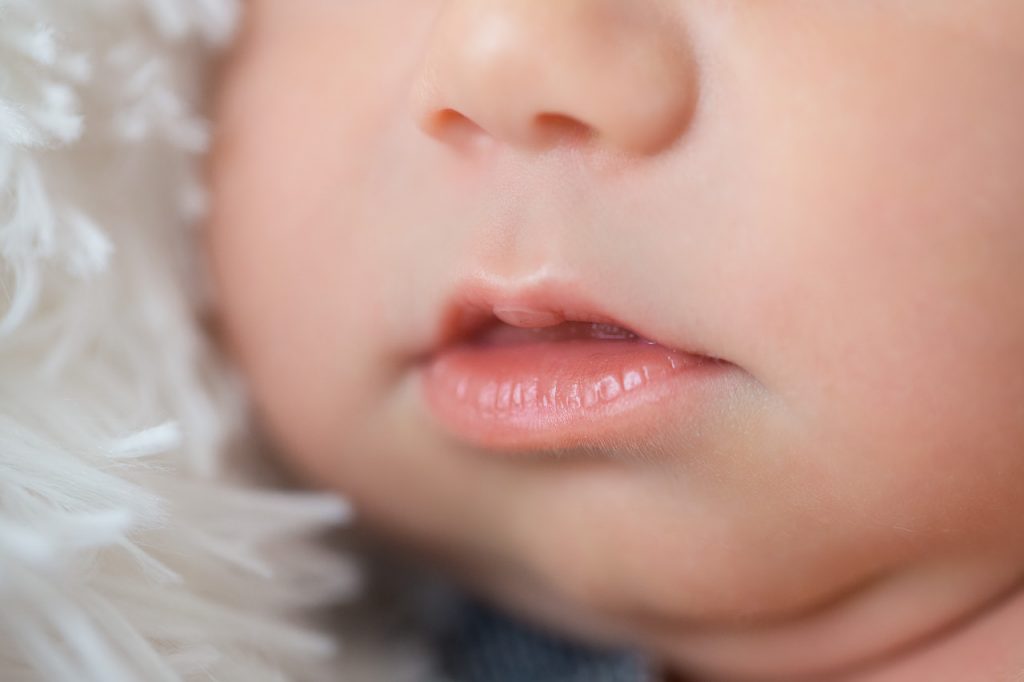 Detailfoto vom Mund eines babys, baby fotografie ella photo bei düsseldorf