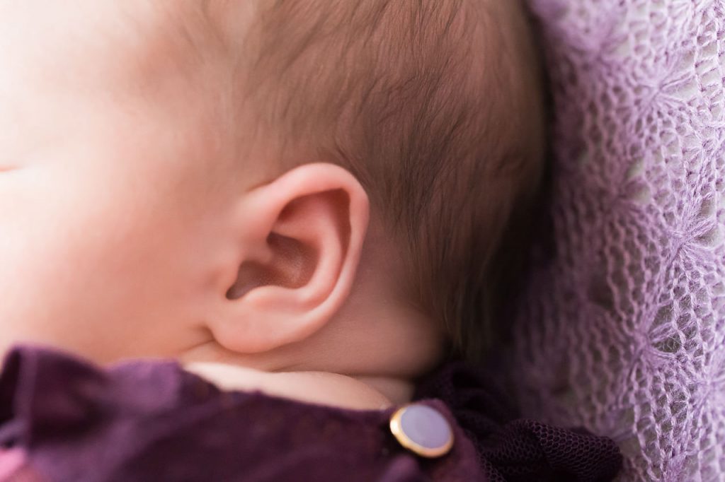 detailfoto eines ohres von einem neugeborenen, babyfotos ella photo düsseldorf
