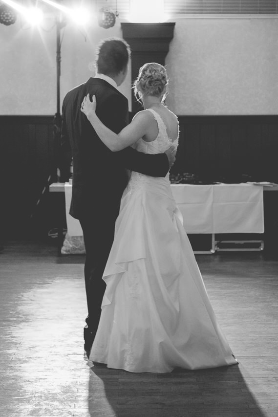 brautpaar tanzt innig umschlungen, das bild ist in schwarz weiß. hochzeit fotograf düsseldorf ella photography