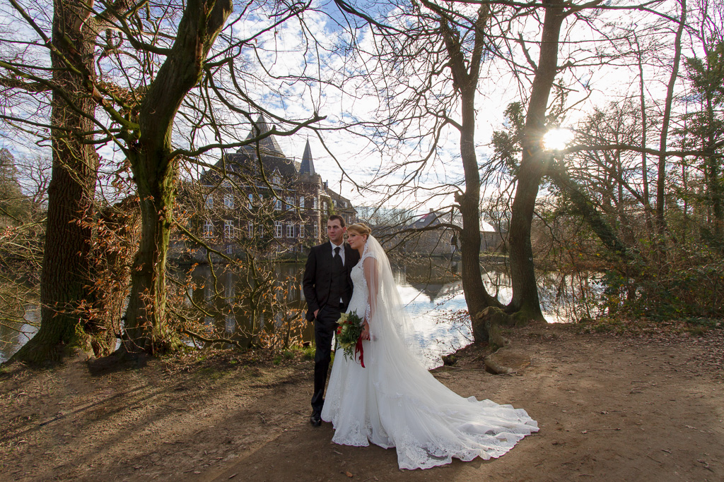 Brautpaar vor dem wunderschönen Schloss Linnep in Ratingen, Ella Photography, Fotografin für Hochzeiten aus Düsseldorf