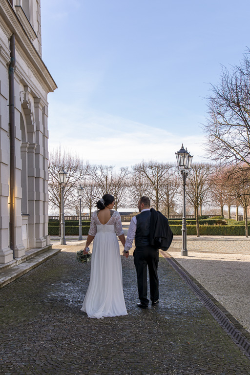 Brautpaar geht Hand in Hand am Schloss Bensberg in Bergisch Gladbach, Ella Photography, Fotografie, Hochzeit, Erkrath, Düsseldorf, Hilden, Mettmann